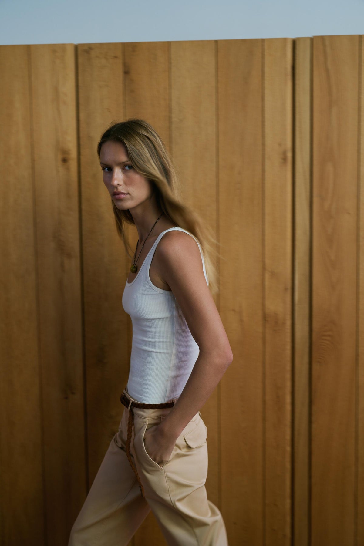 PANTALÓN CHINO CINTURÓN TRENZADO