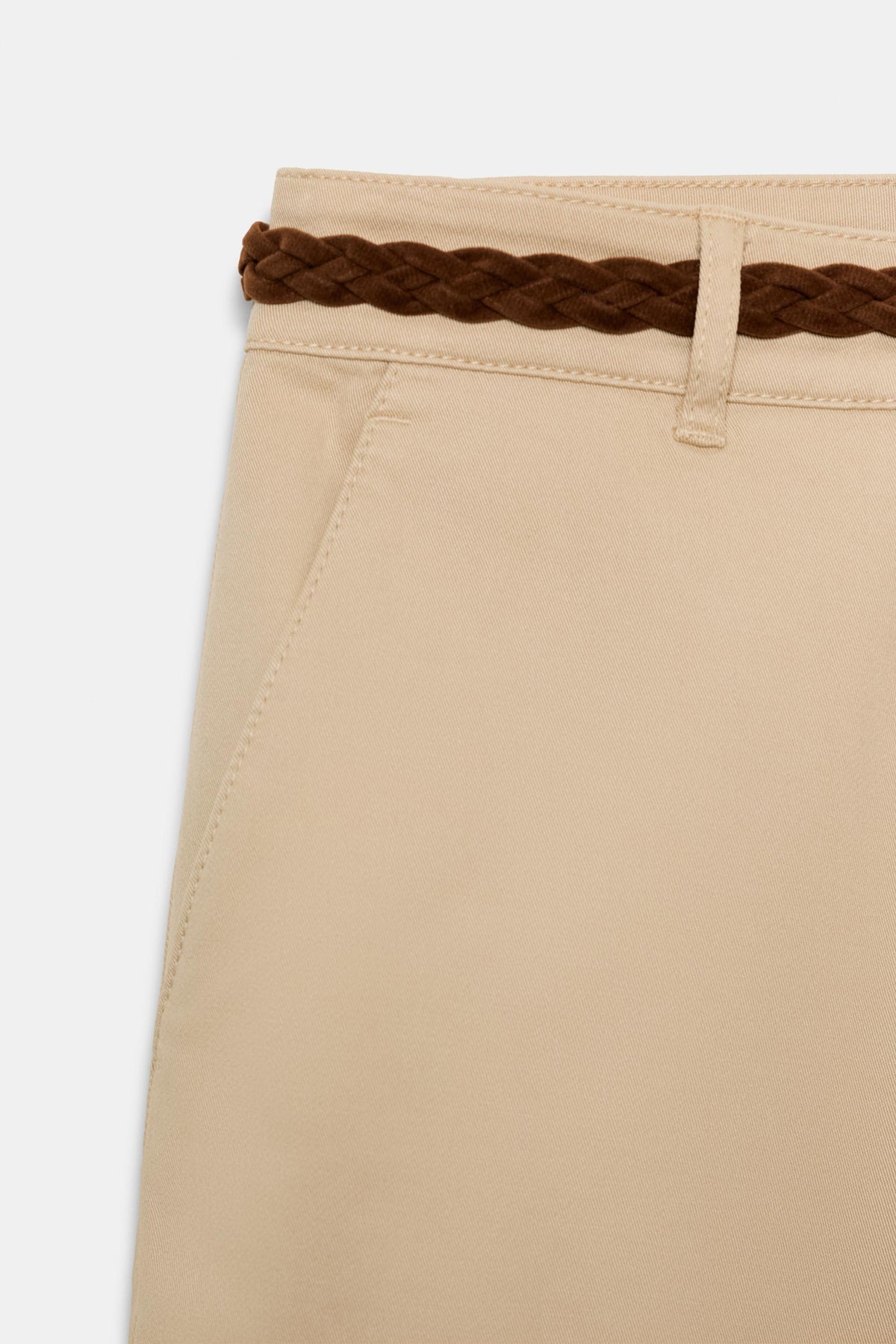 PANTALÓN CHINO CINTURÓN TRENZADO
