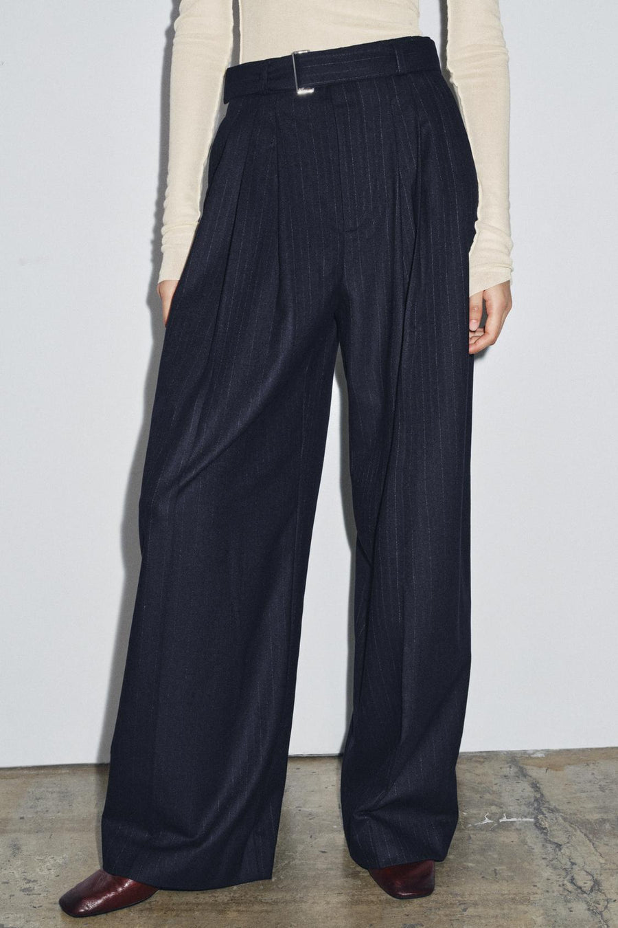 Pantalón raya diplomática con cinturón